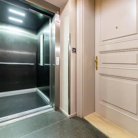 Chic & New Town By Subway Apartment *