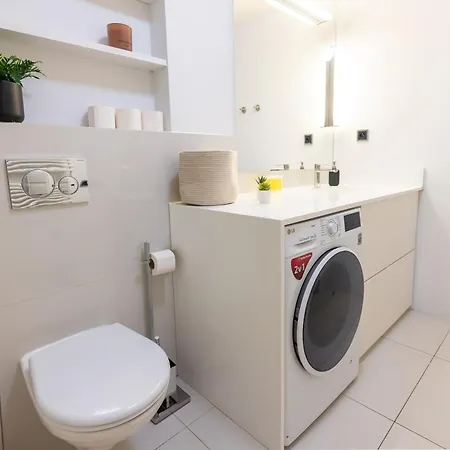 Apartment Chic & New Town By Subway *